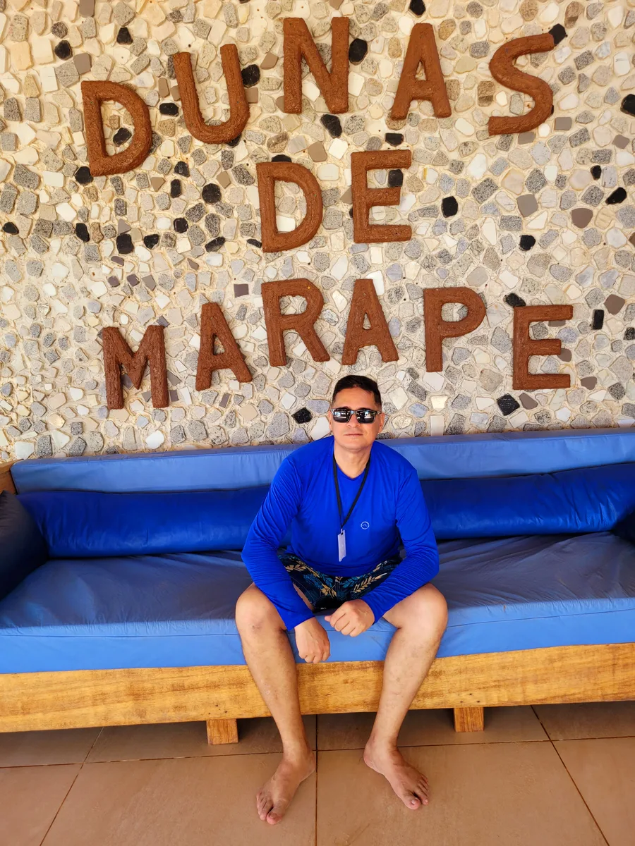 Luiz Carlos sentado nas Dunas de Marapé